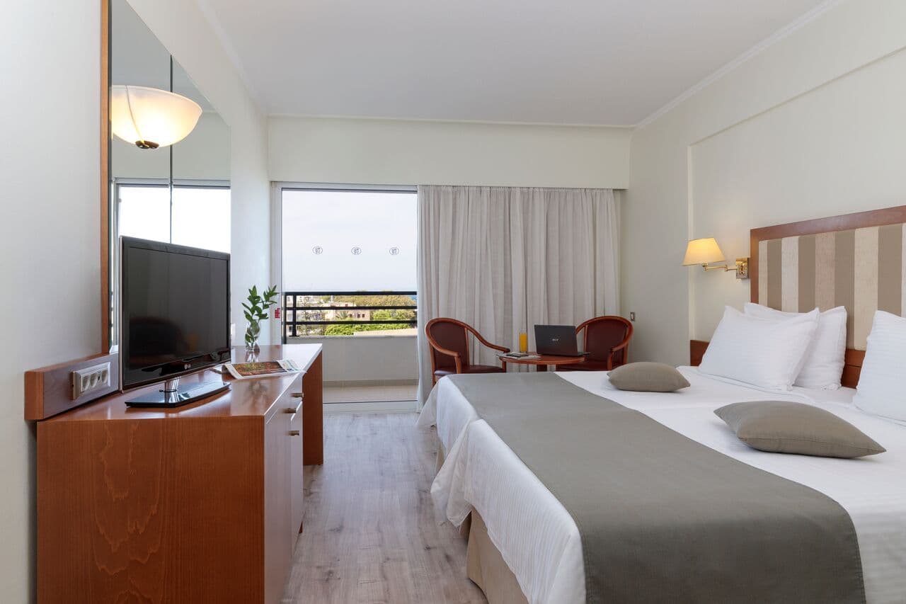 room-types-BWPLAZARHO-DBLSEA-0.jpg