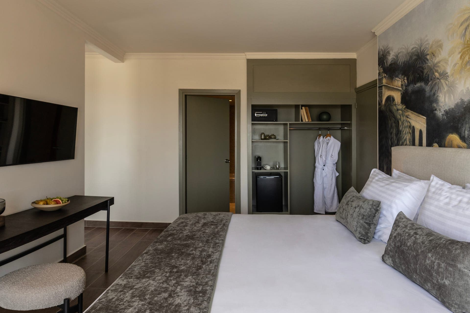 room-types-CALIRESORT-DLXSV-0.jpg