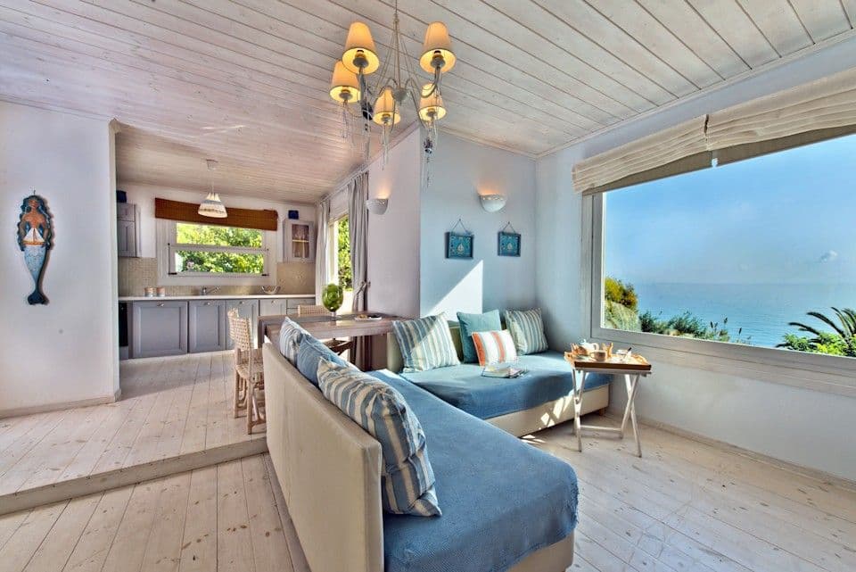 Deluxe Beachfront View Suite - Living room - Sea view