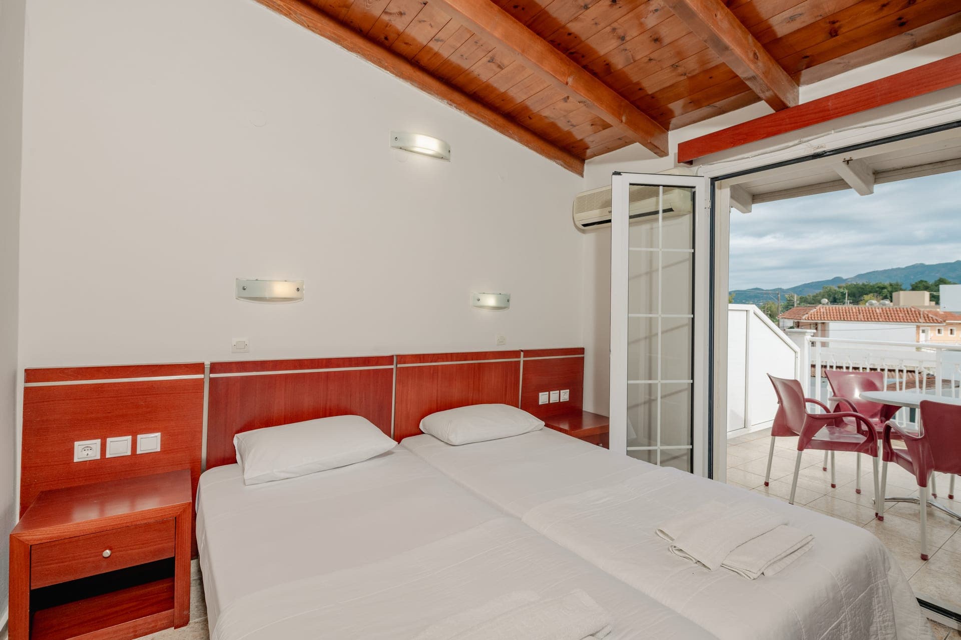 Standard twin room with balcony