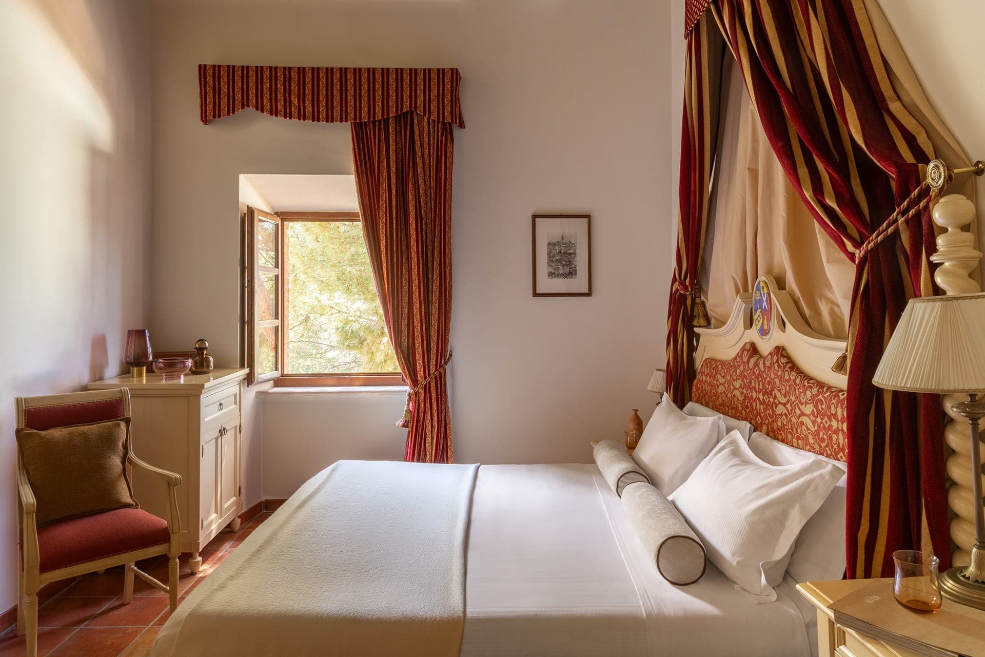 room-types-CASTLEONIN-DLX-0.jpg