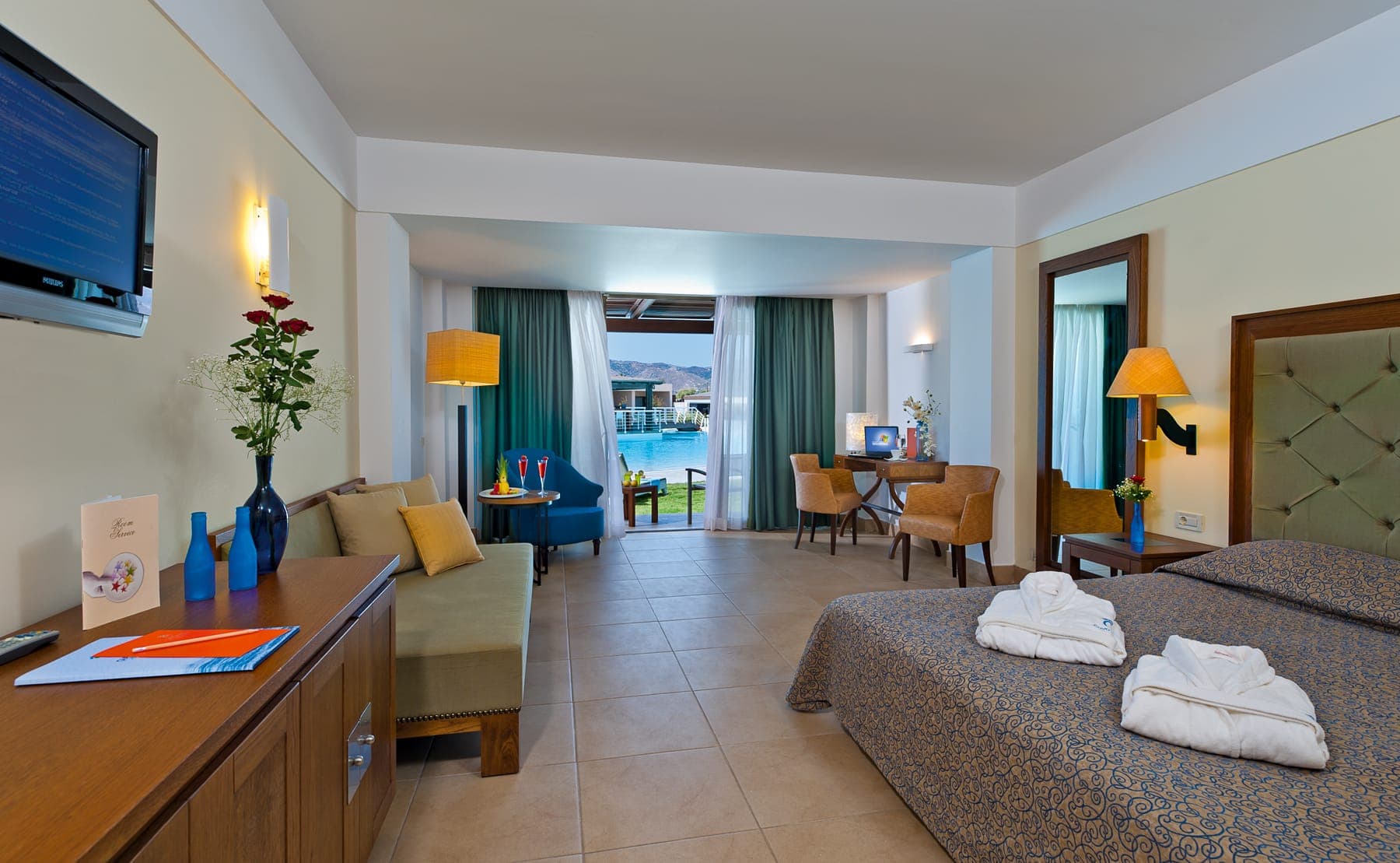 Superior Deluxe Junior Suite SV Direct Pool - Interior