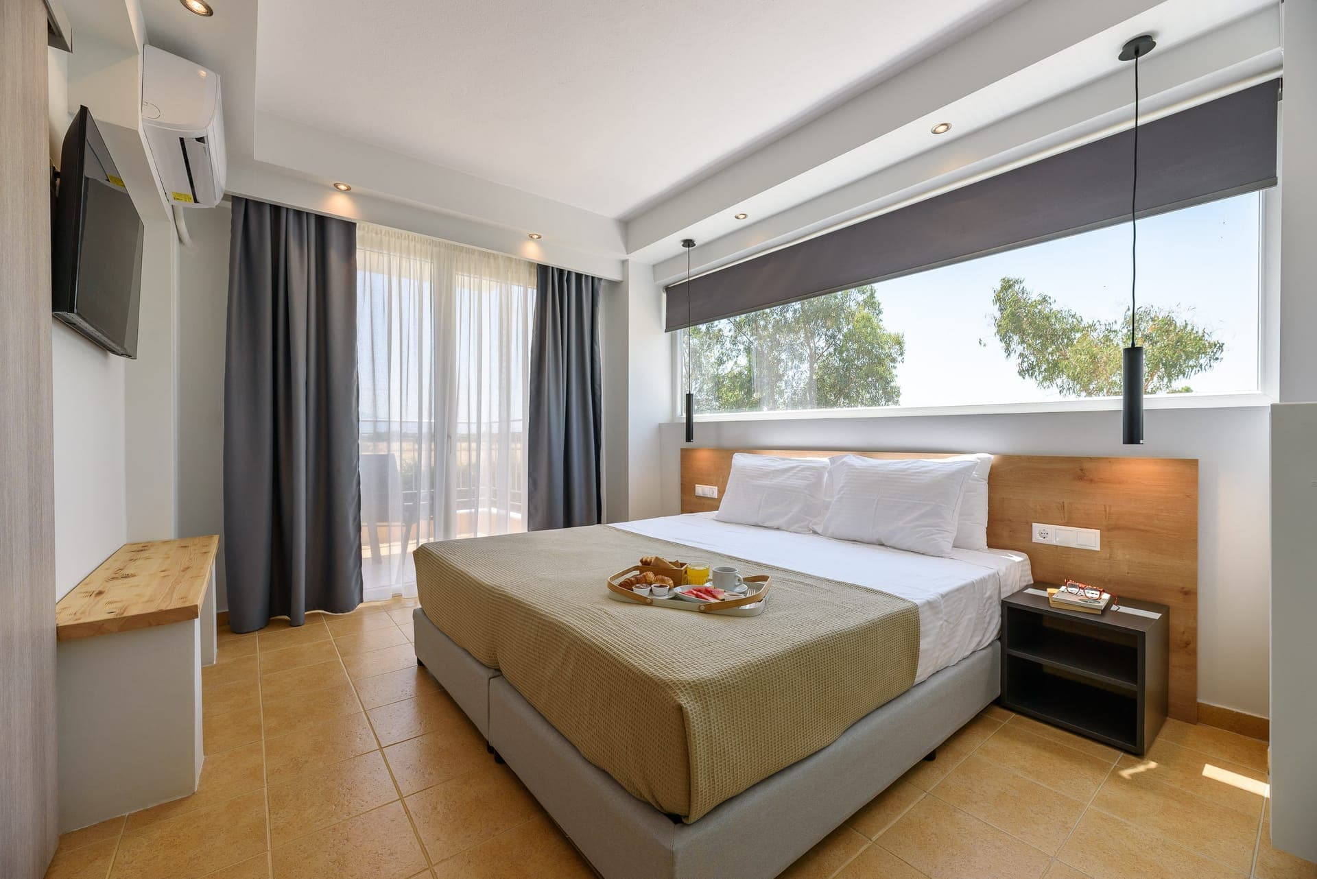 These spacious connecting rooms are ideal to host families as they promote a sense of bonding in a warm and relaxing environment but also offering privacy between members. Standing out with their tasteful furnishing and their carefully chosen natural colo