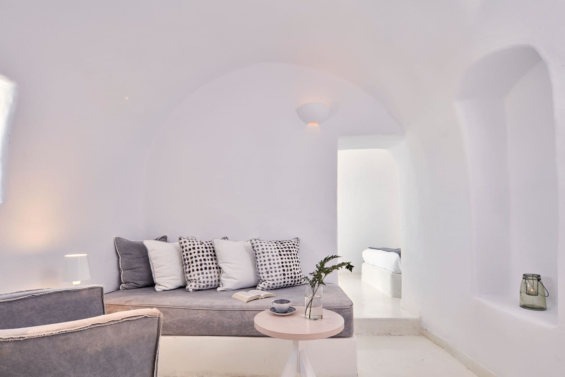 This is a beautiful suite with Santorini's unique design and can accommodate up to 3 guests, offering the standard benefits of air-conditioning, mini bar, telephone, safe box, hair dryer, satellite TV, bathroom with shower and full amenities.

Balcony o