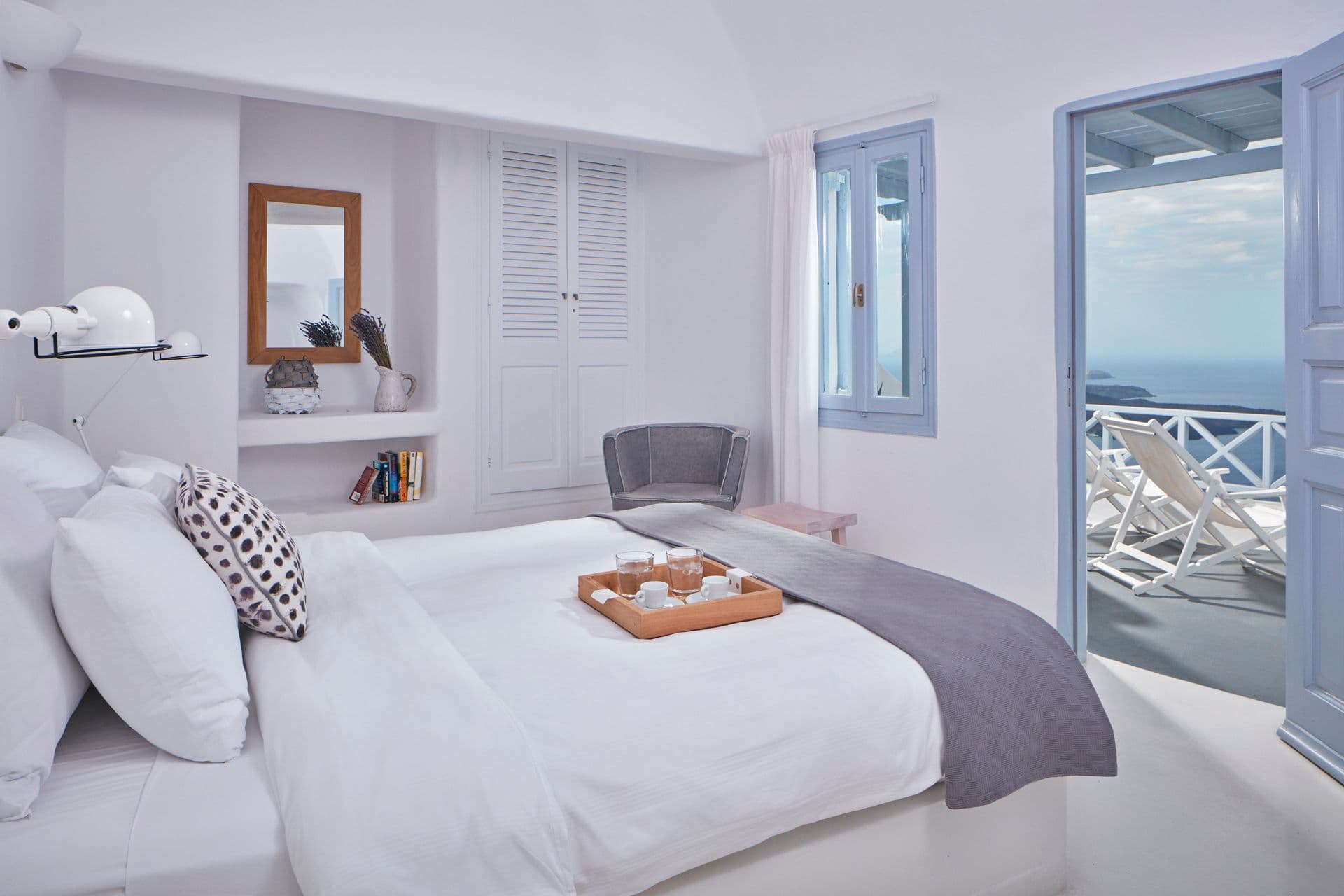 Superior rooms of Cliff Side Suites are decorated with taste and elegance and can accommodate up to 2 guests, offering the standard benefits of air-conditioning, mini bar, telephone, safe box, hair dryer, satellite TV, bathroom with shower and full amen