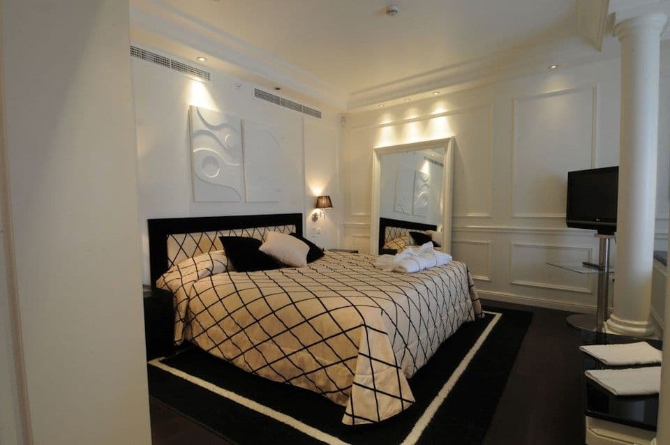 room-types-CLUBHL-BED1SU-0.jpg