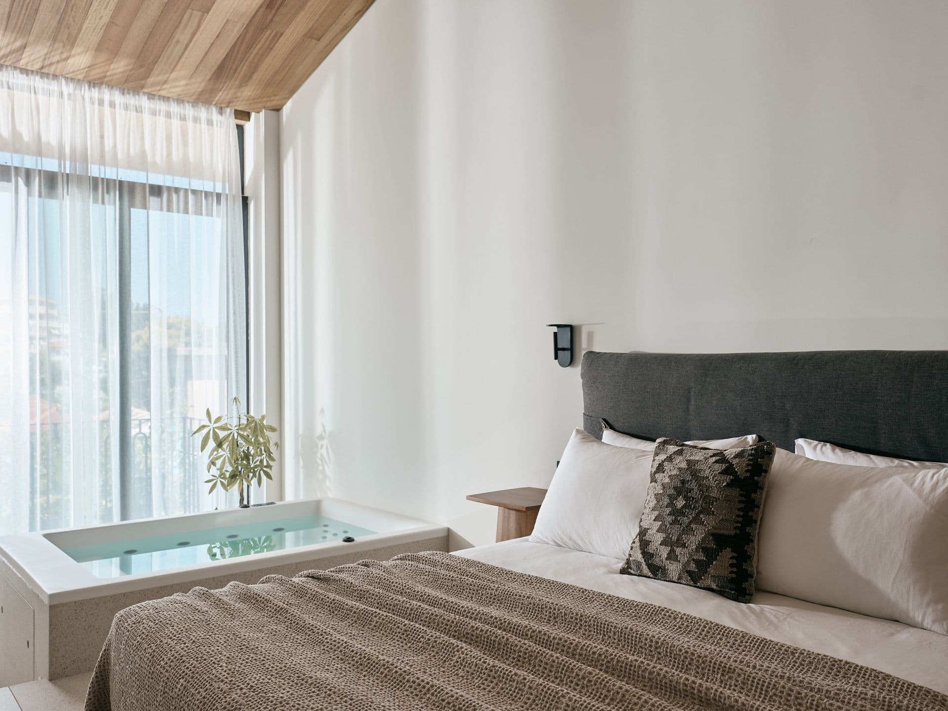 room-types-CONTESSUIT-HOTTUB-0.jpg