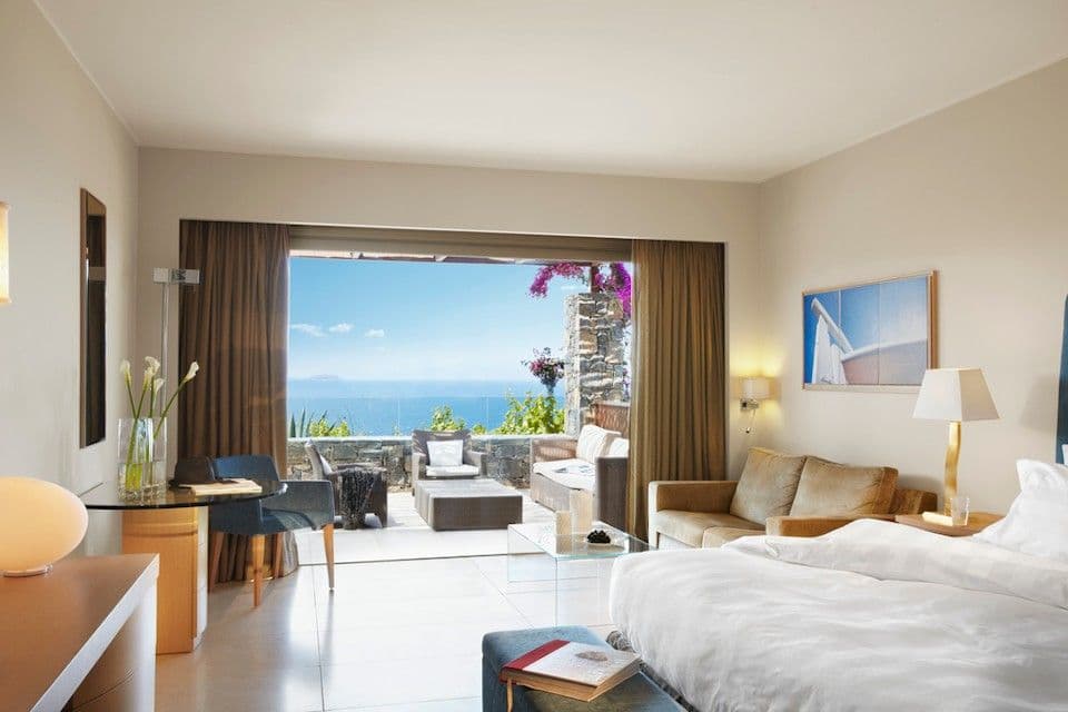Sample floor plan and images for illustration purposes only. Actual room layout and size may vary from those shown.