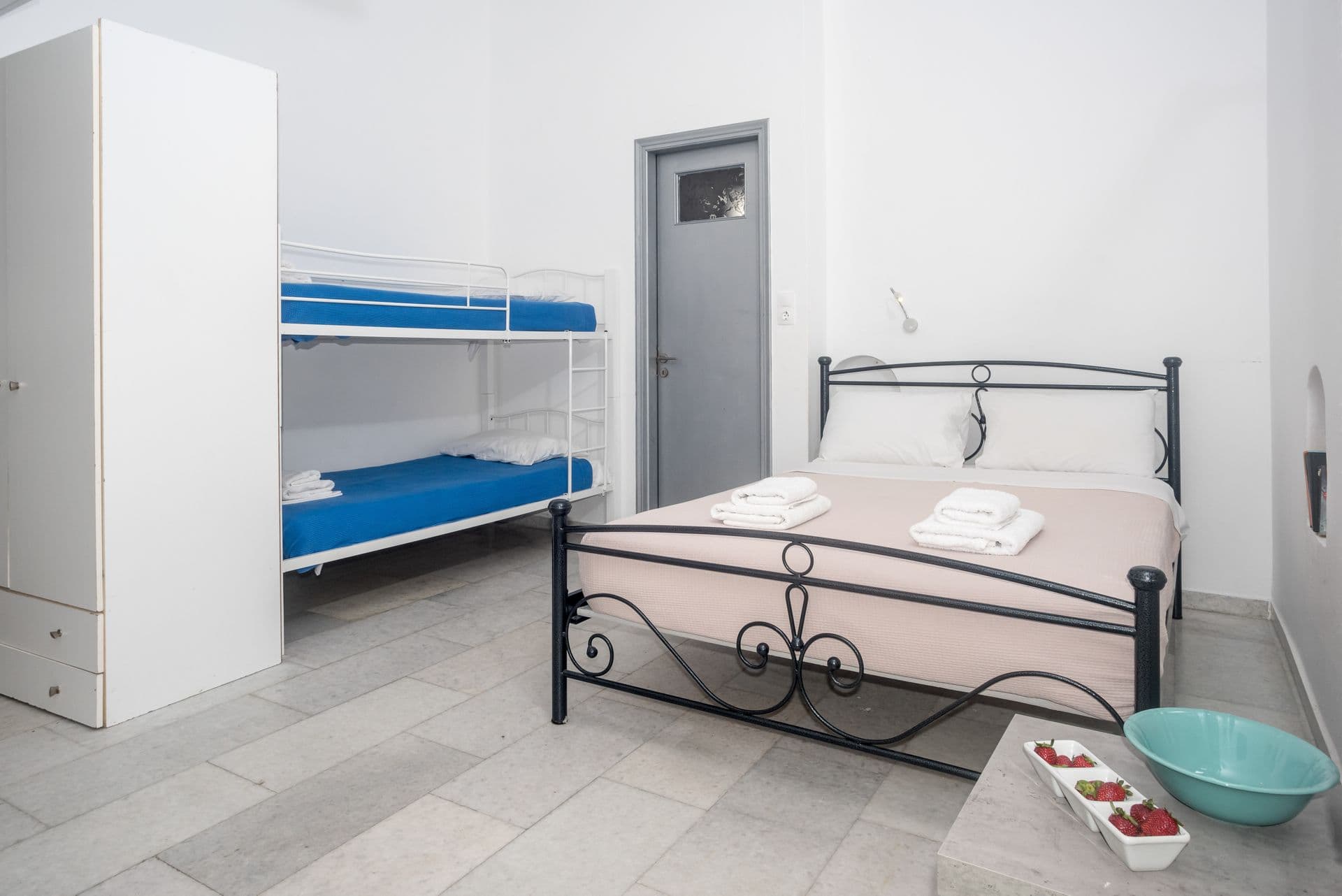 ROOM / BEDS