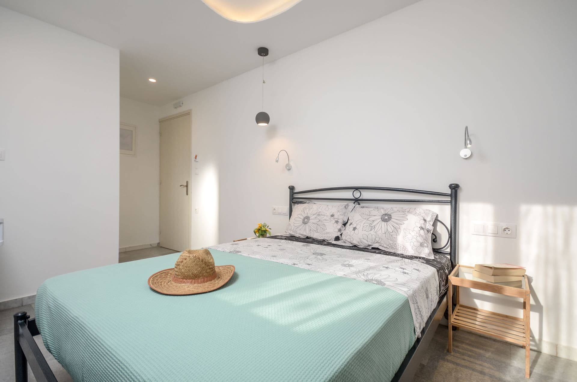 ROOM / BED