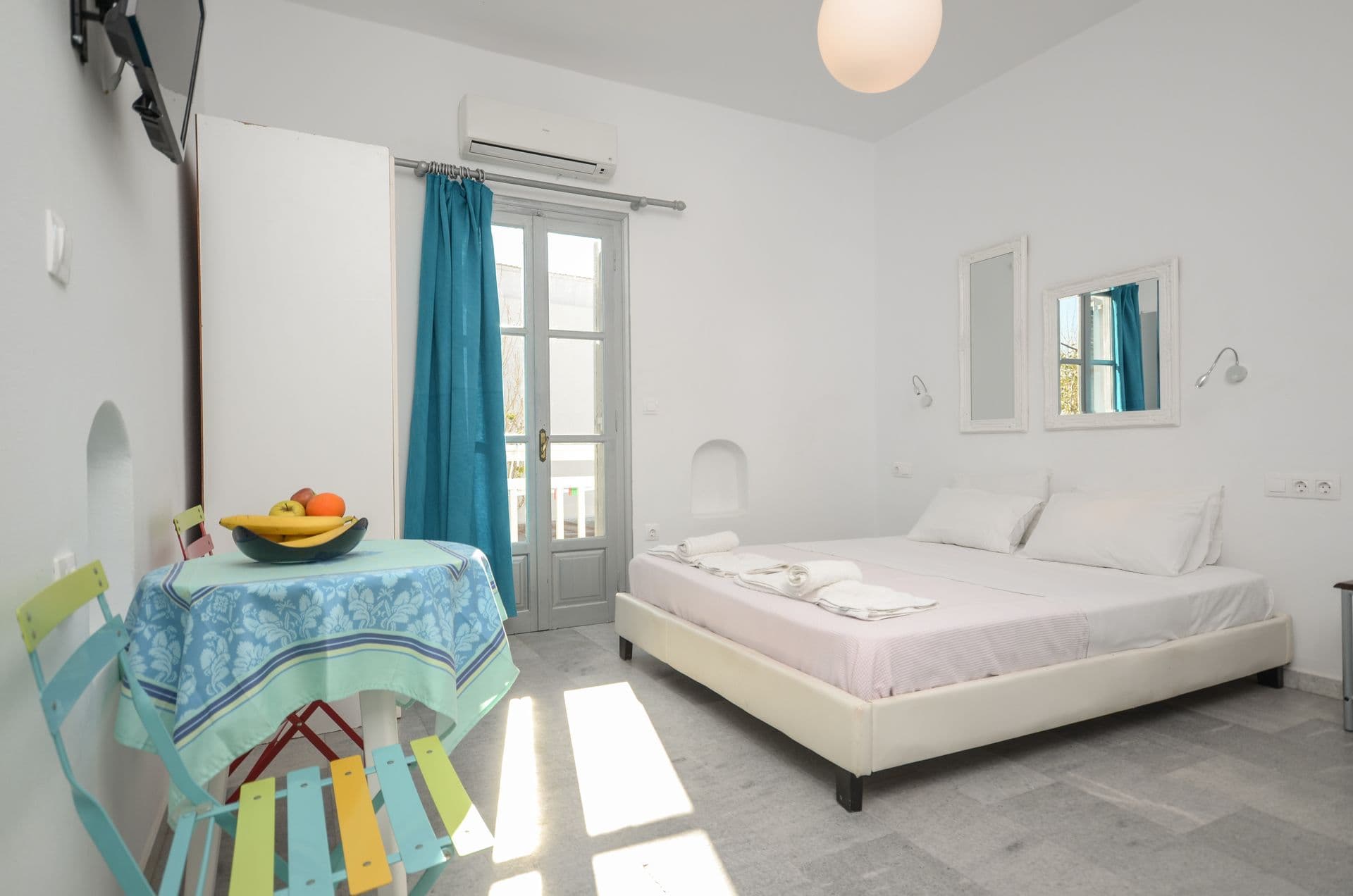 ROOM / BED