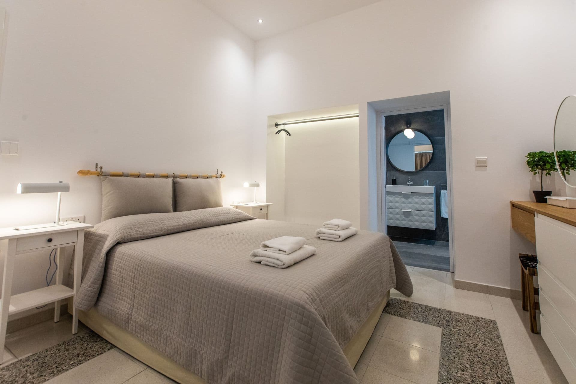 room-types-EASTMEDRM-ROOM01-0.jpg