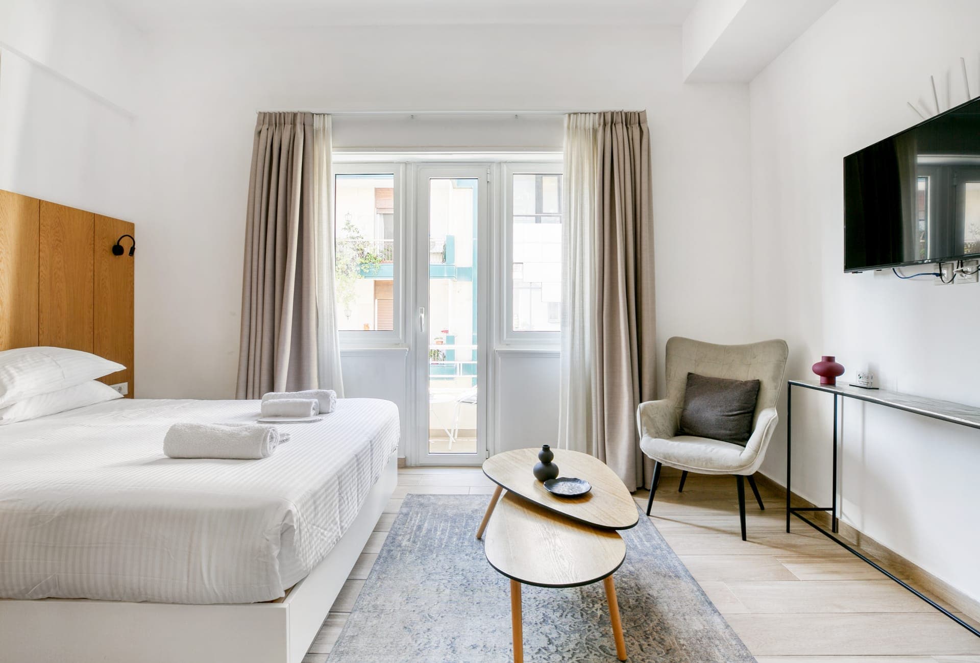 Bed, TV and multimedia, Bedroom, Towels