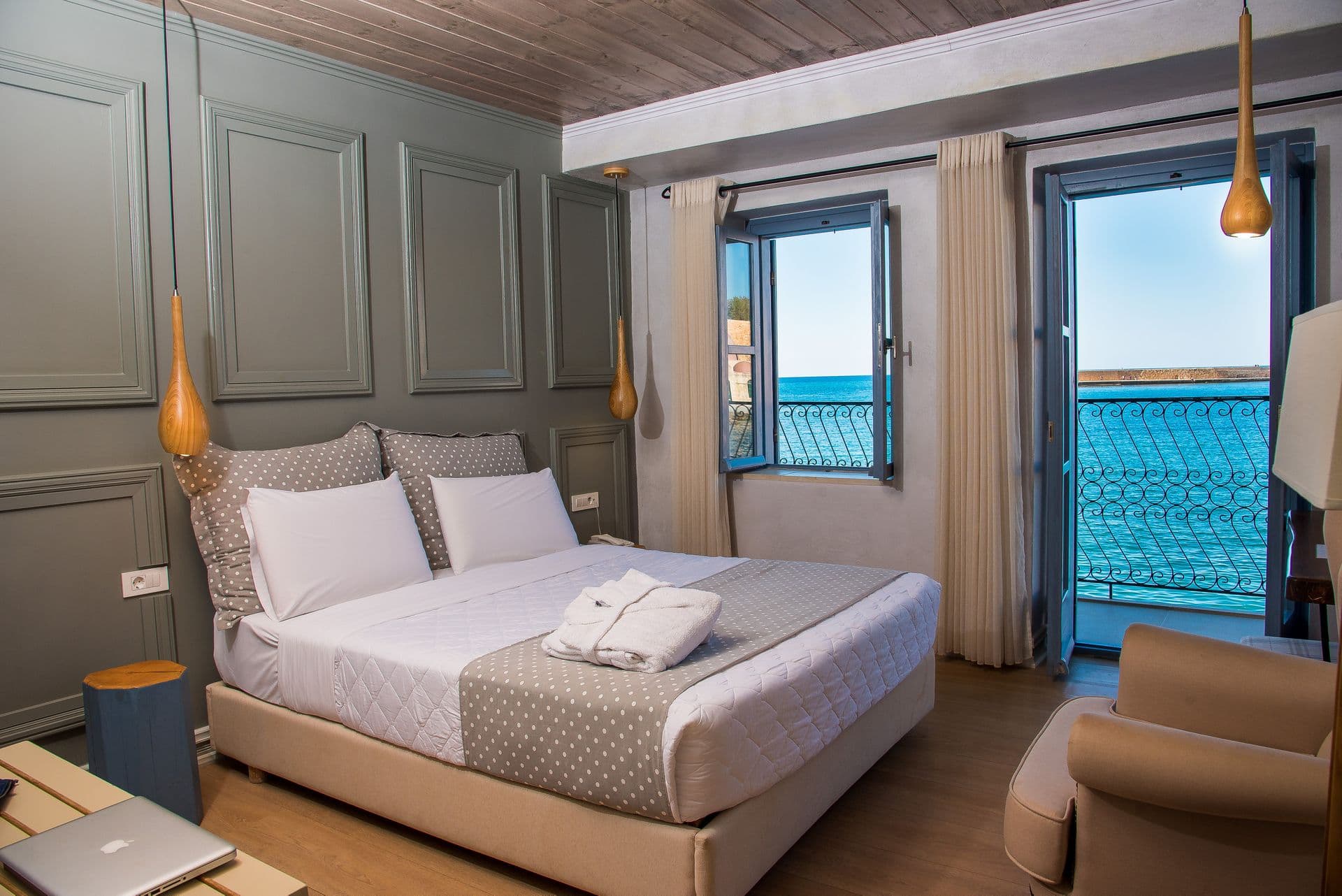 room-types-ELIAZAMPEL-DELUXE-0.jpg