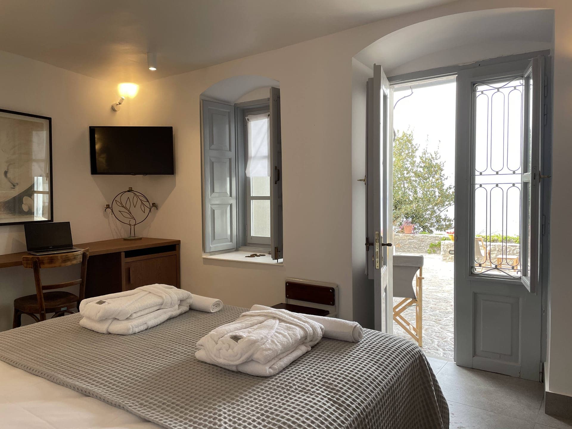 room-types-ELIOSHYDRA-GUEST-0.jpg