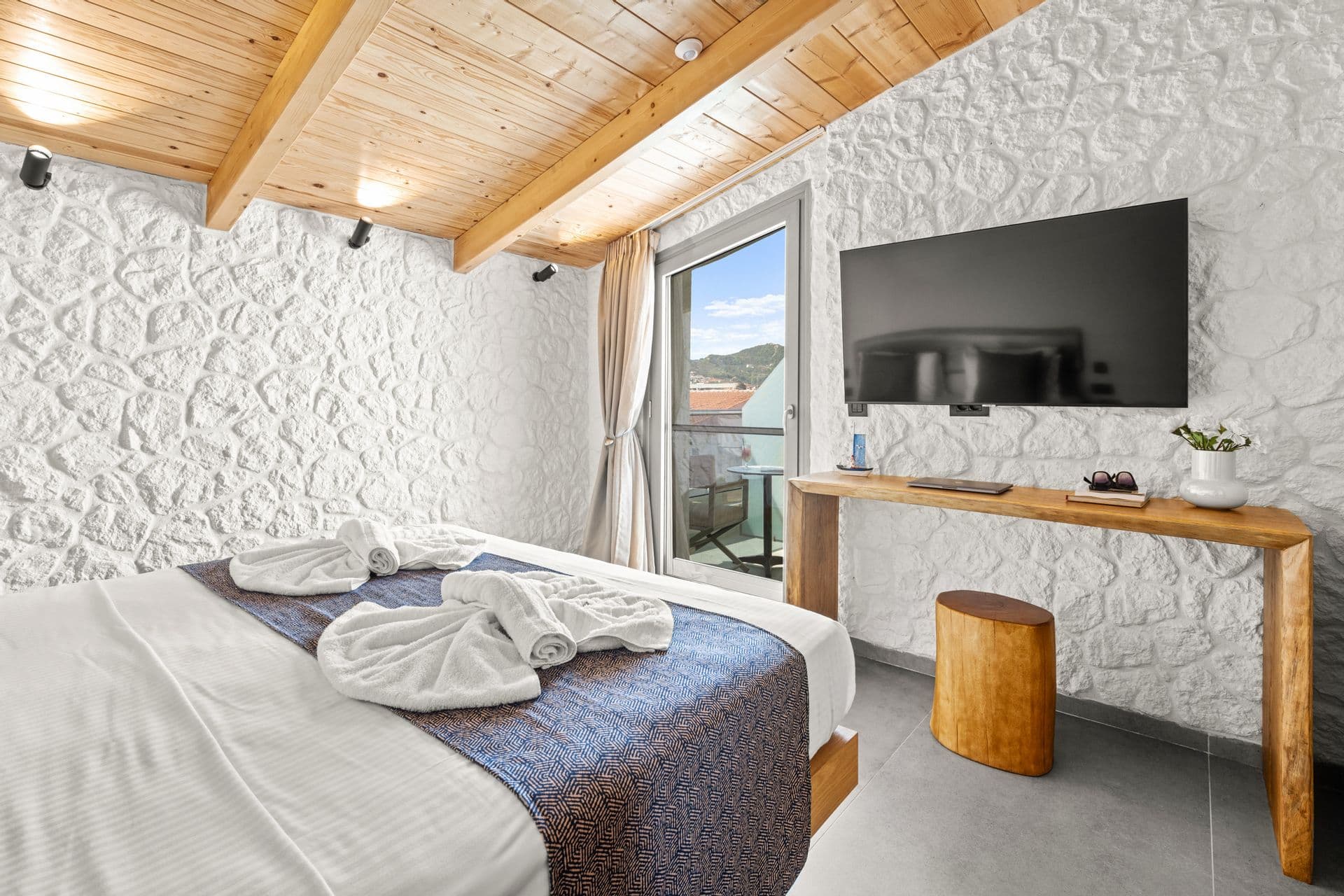 room-types-EMILYLUXUR-LOFTGV-0.jpg