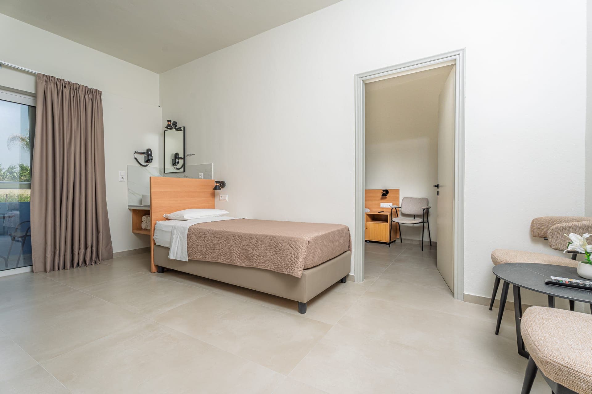 room-types-EMISEASIDE-ONEBED-0.jpg