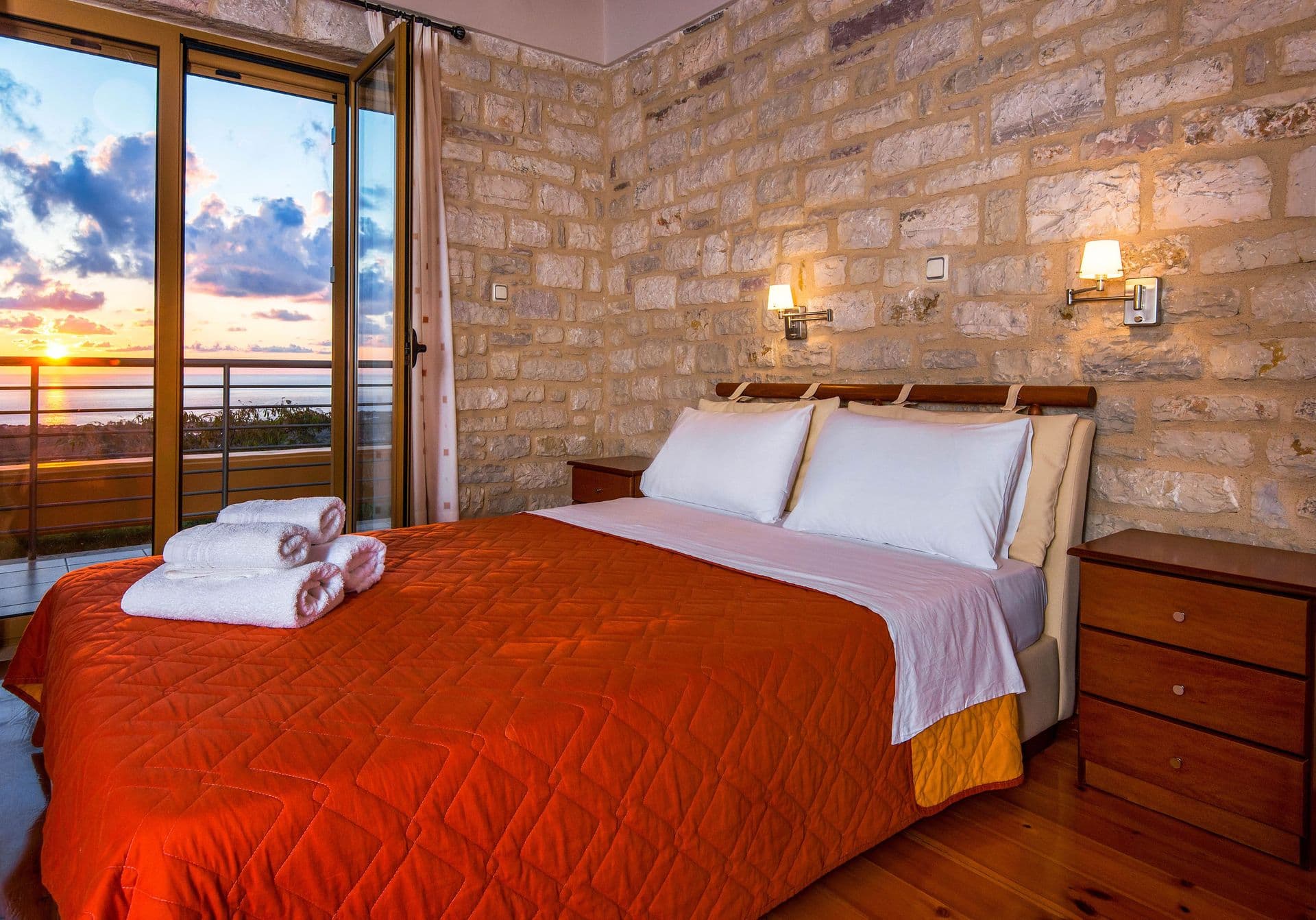room-types-ENASTRONV-DLX-0.jpg