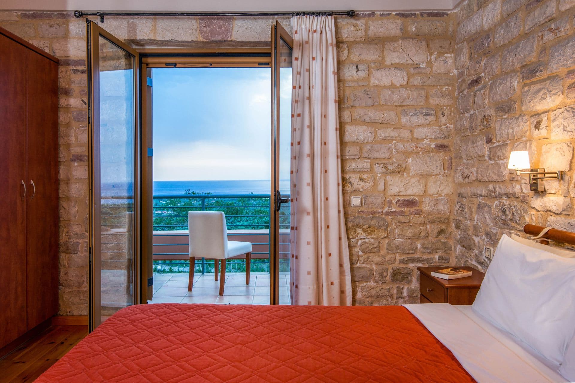 room-types-ENASTRONV-DLX2-0.jpg
