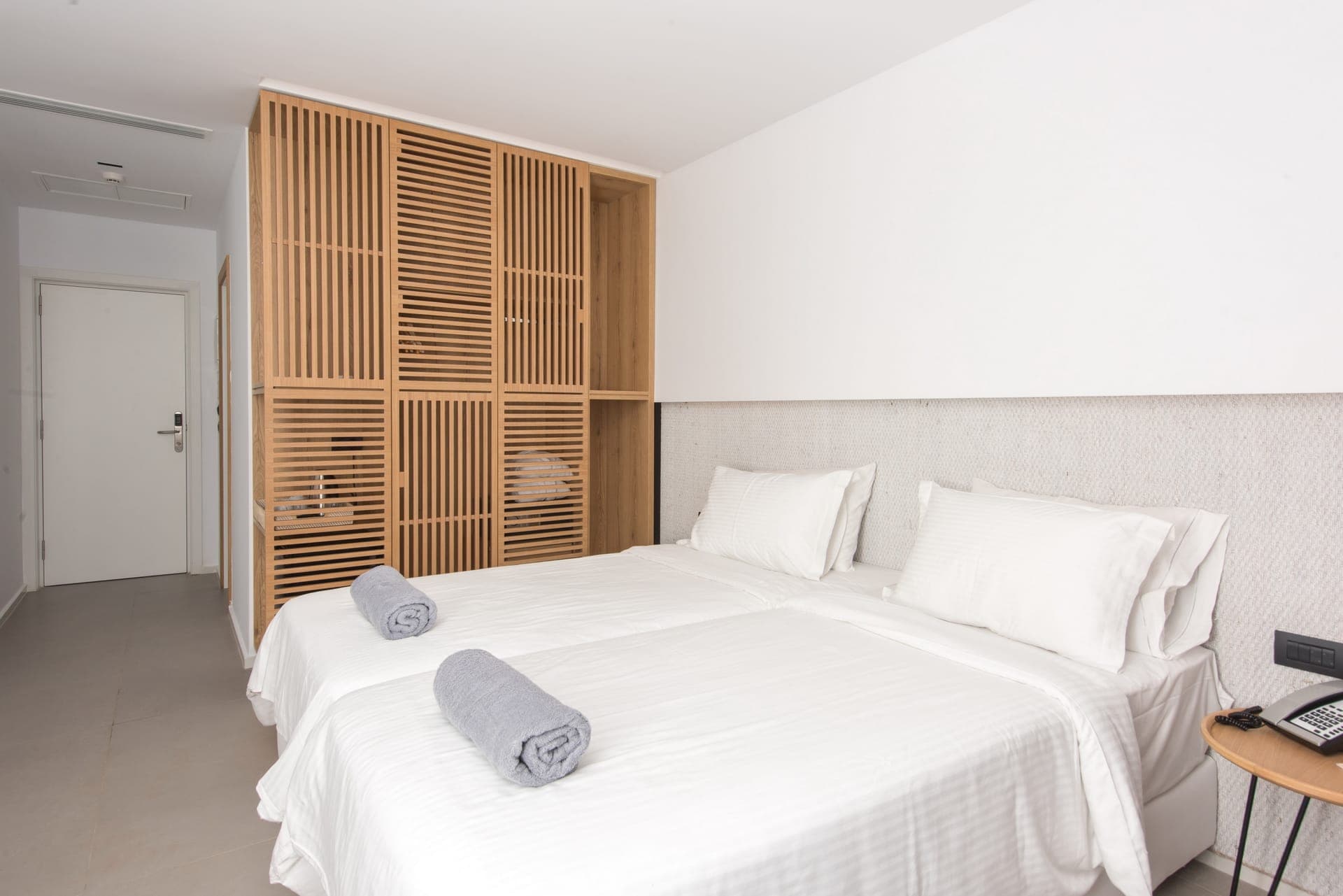 room-types-ENORMAMMOS-STAND-0.jpg