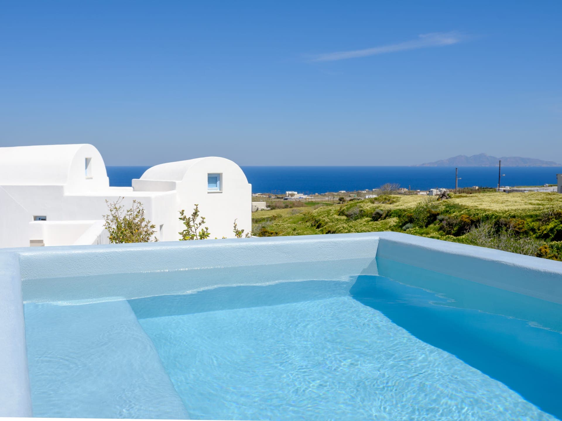 Outdoor heated jacuzzi with sea view
