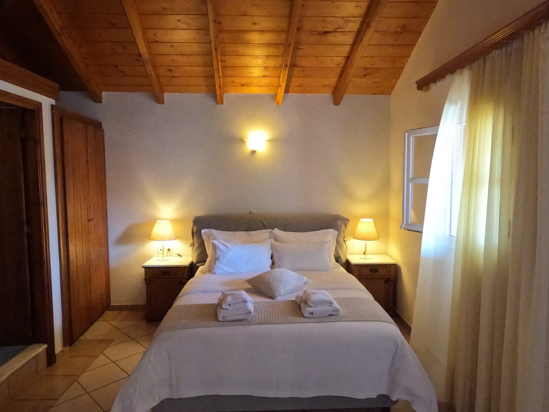 room-types-FLOWERHTL-ATTIC-0.jpg