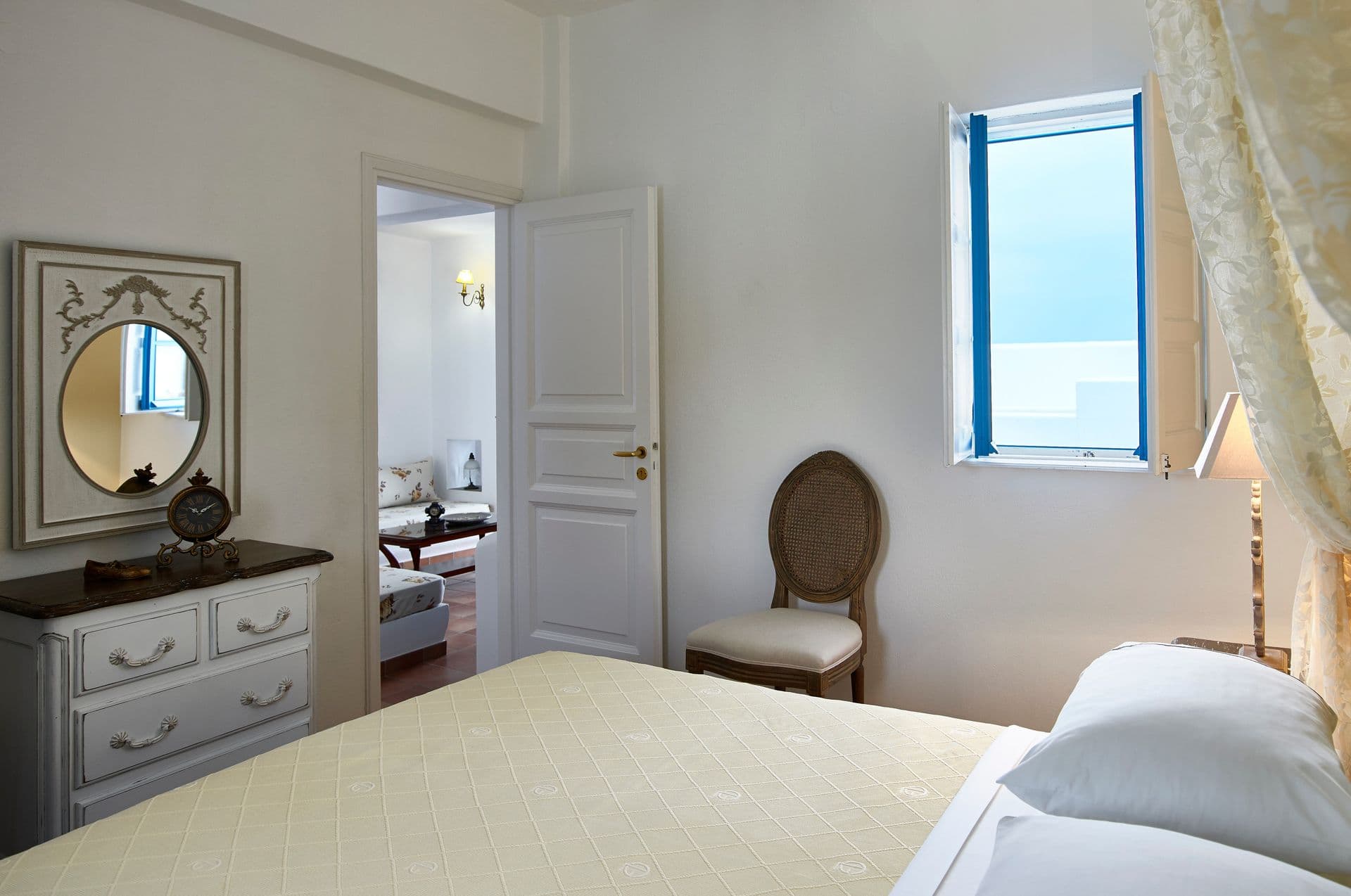 room-types-FOLEGANDR-DELUXS-0.jpg