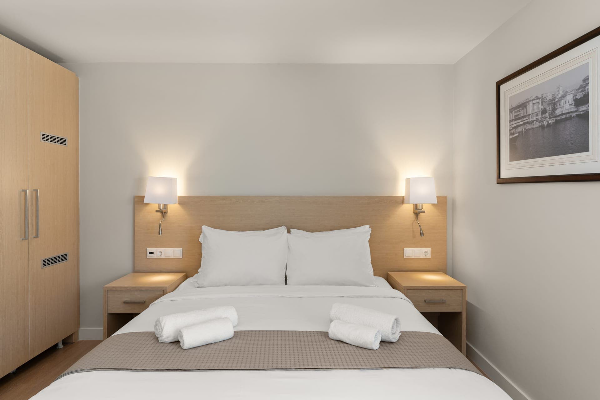 room-types-GALLERYCEN-STDBL-0.jpg