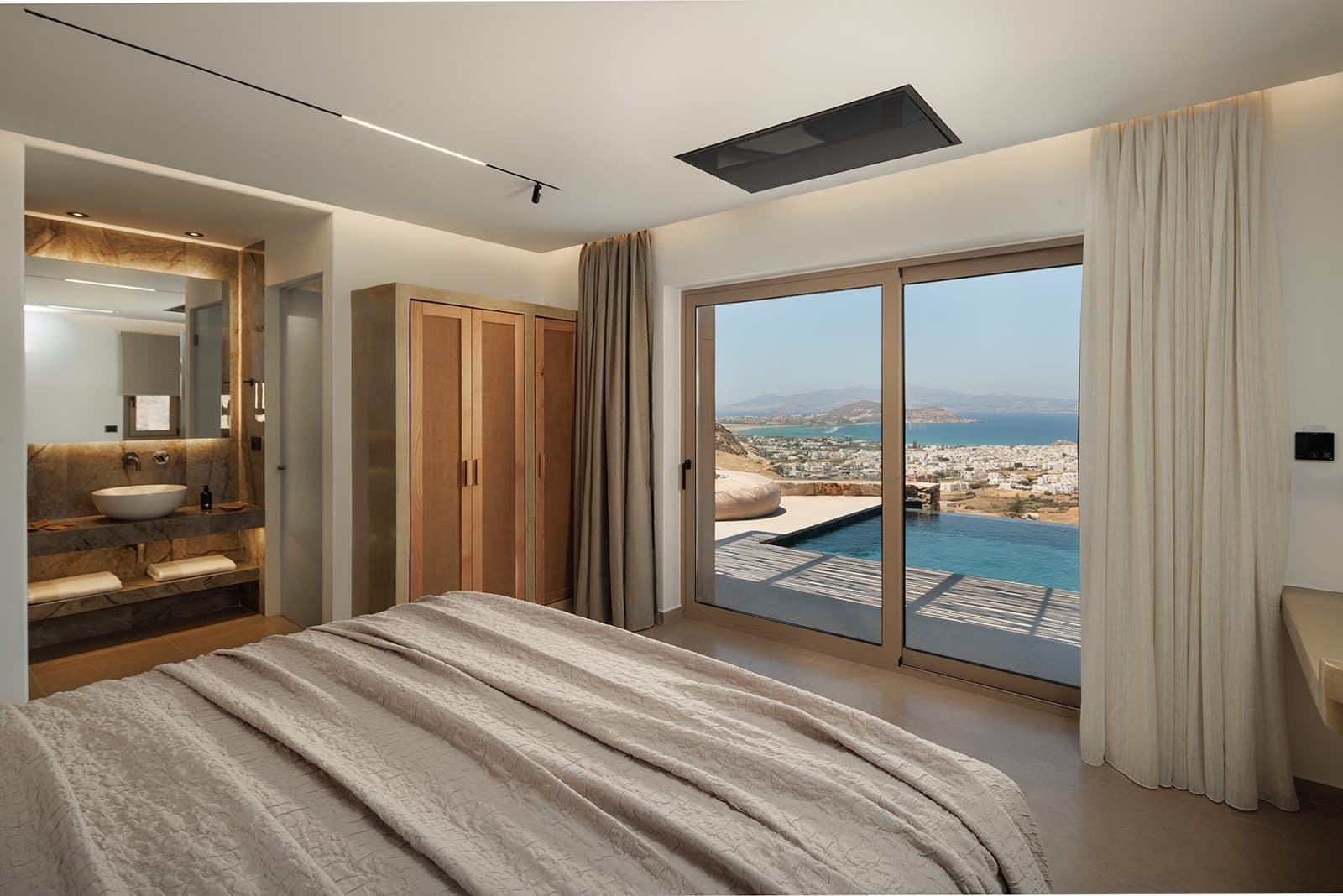 room-types-GKFLUXURY-SUITE-0.jpg