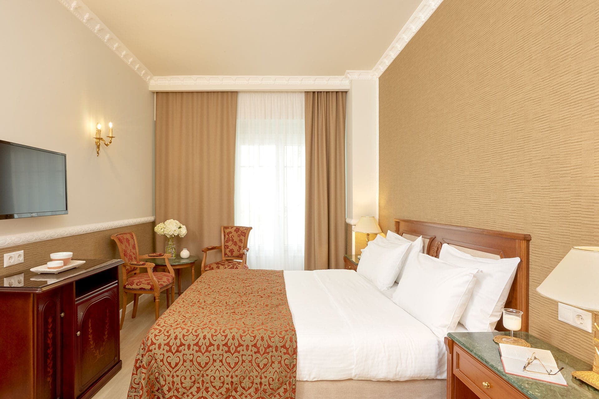 room-types-GRANDHOT-DLXDBL-0.jpg
