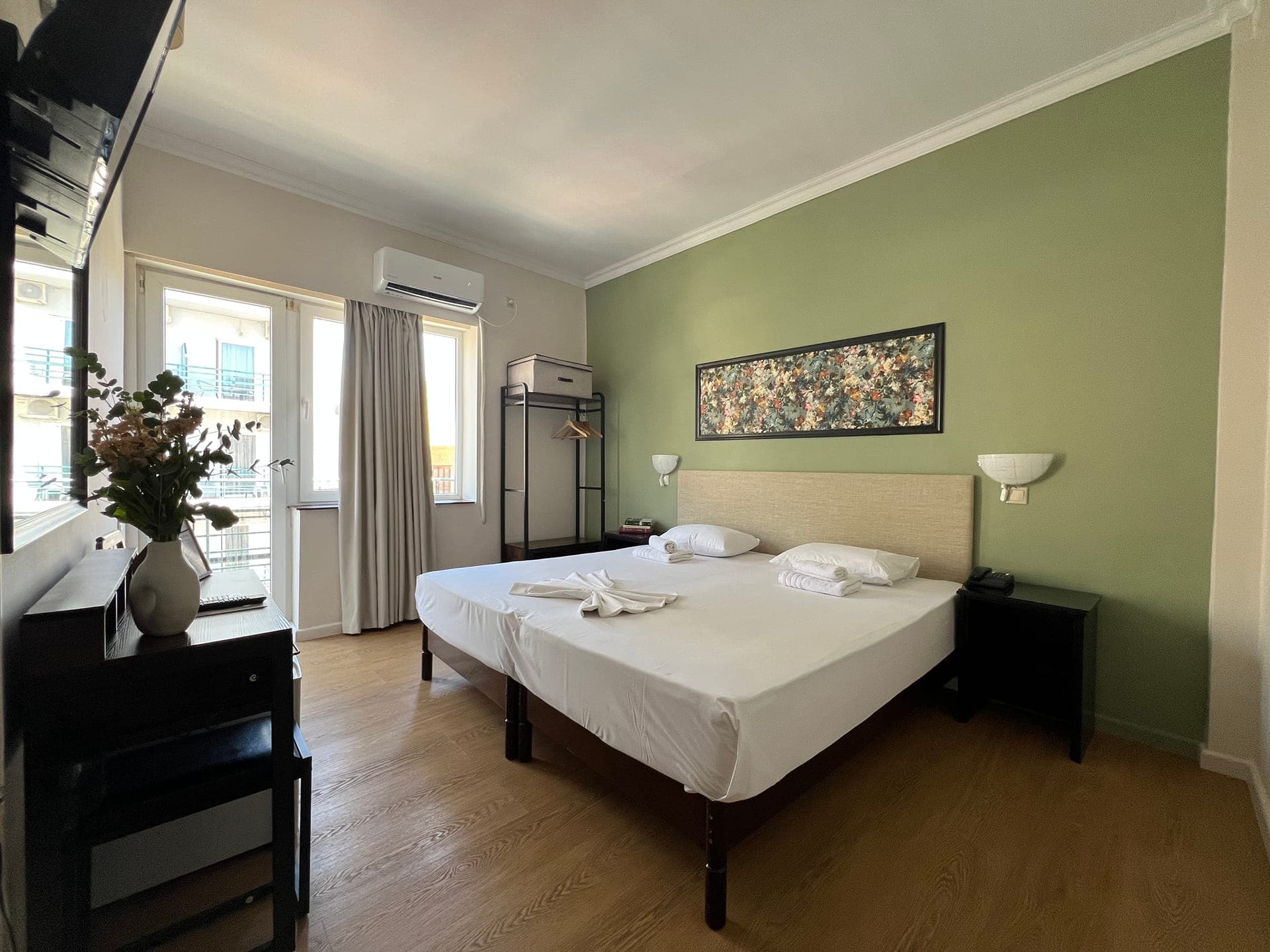 room-types-GRANDHTLOY-DBLRM-0.jpg