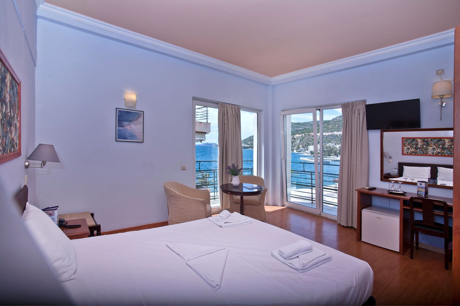 room-types-GRANDHTLOY-DLXSVM-0.jpg