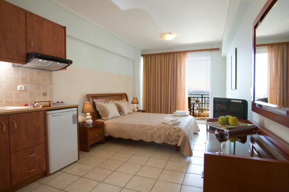 Junior Suite - Just for 2. King Size bed, Plasma TV, A/C, and Sea view. All you need is here!