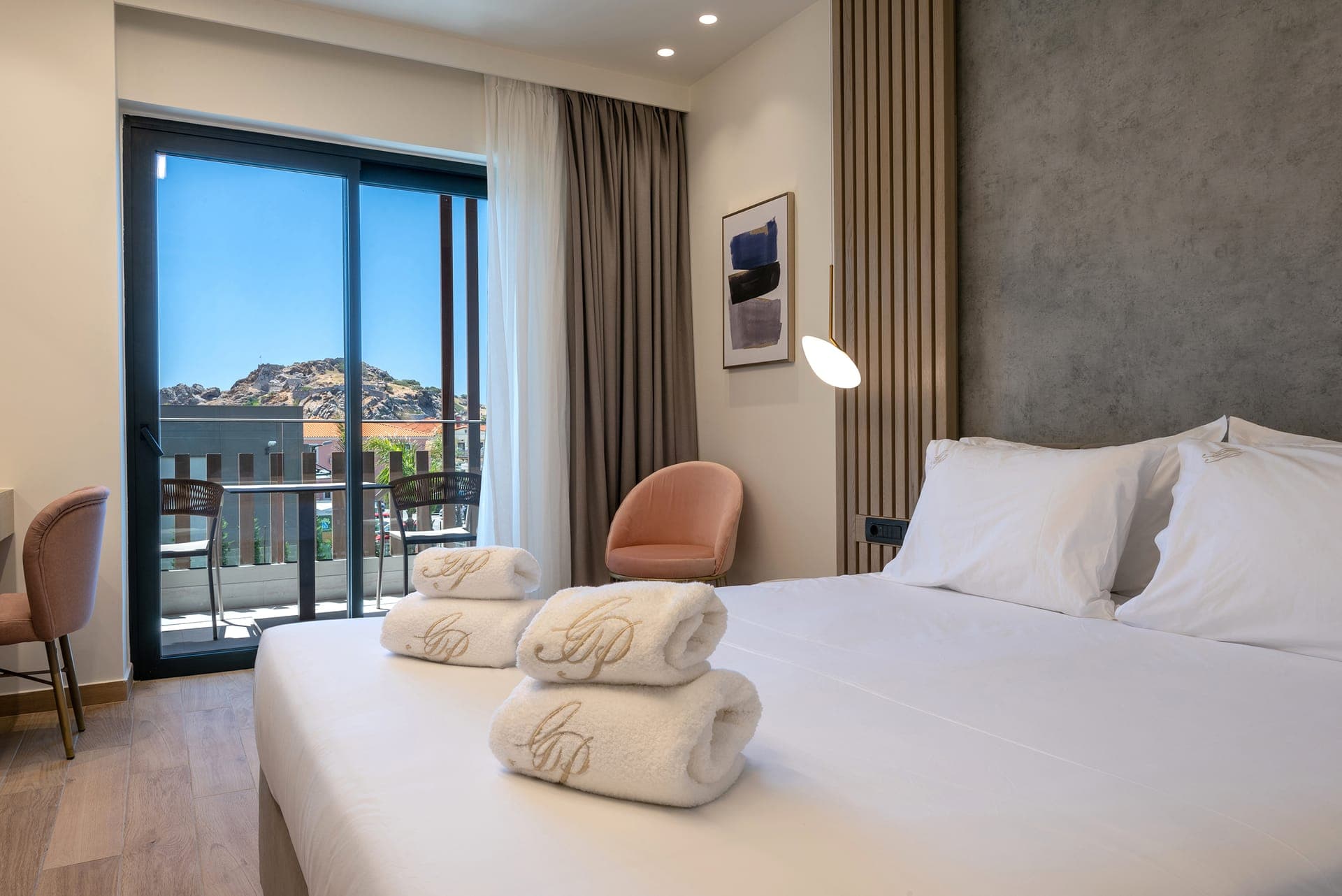 The Castle View Room offers a comfortable and elegant stay, enhanced by its charming view of the historic castle. Designed with modern furnishings and a warm, inviting atmosphere, the room provides the perfect setting for relaxation and tranquility.