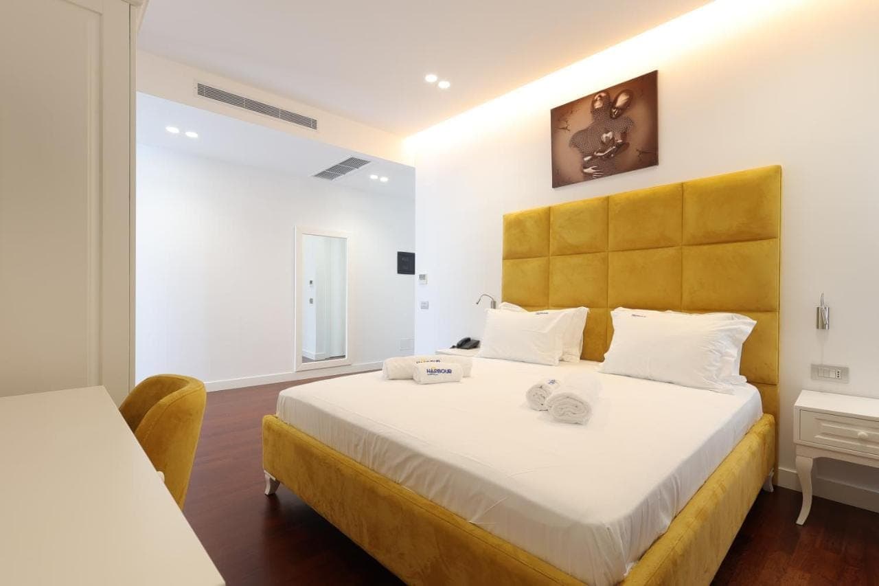 room-types-HARBOURHTL-DLXTPL-0.jpg
