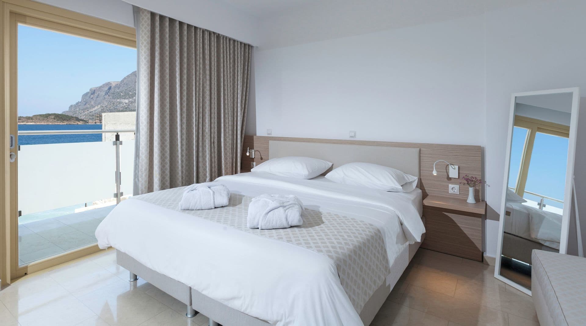 room-types-HHZEPHYROS-DLXST-0.jpg