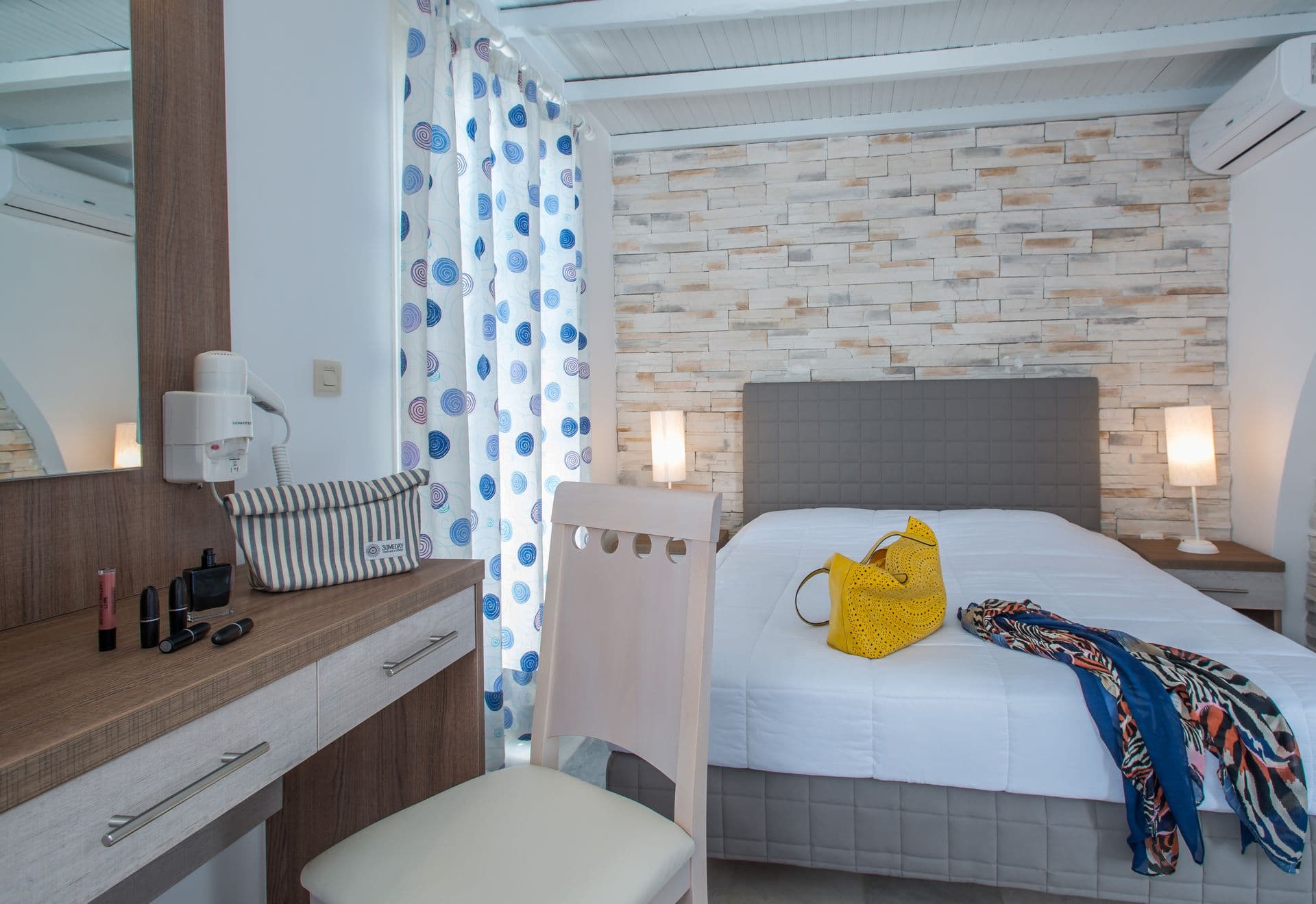 room-types-HOLIDAYHTL-SUPDBL-0.jpg