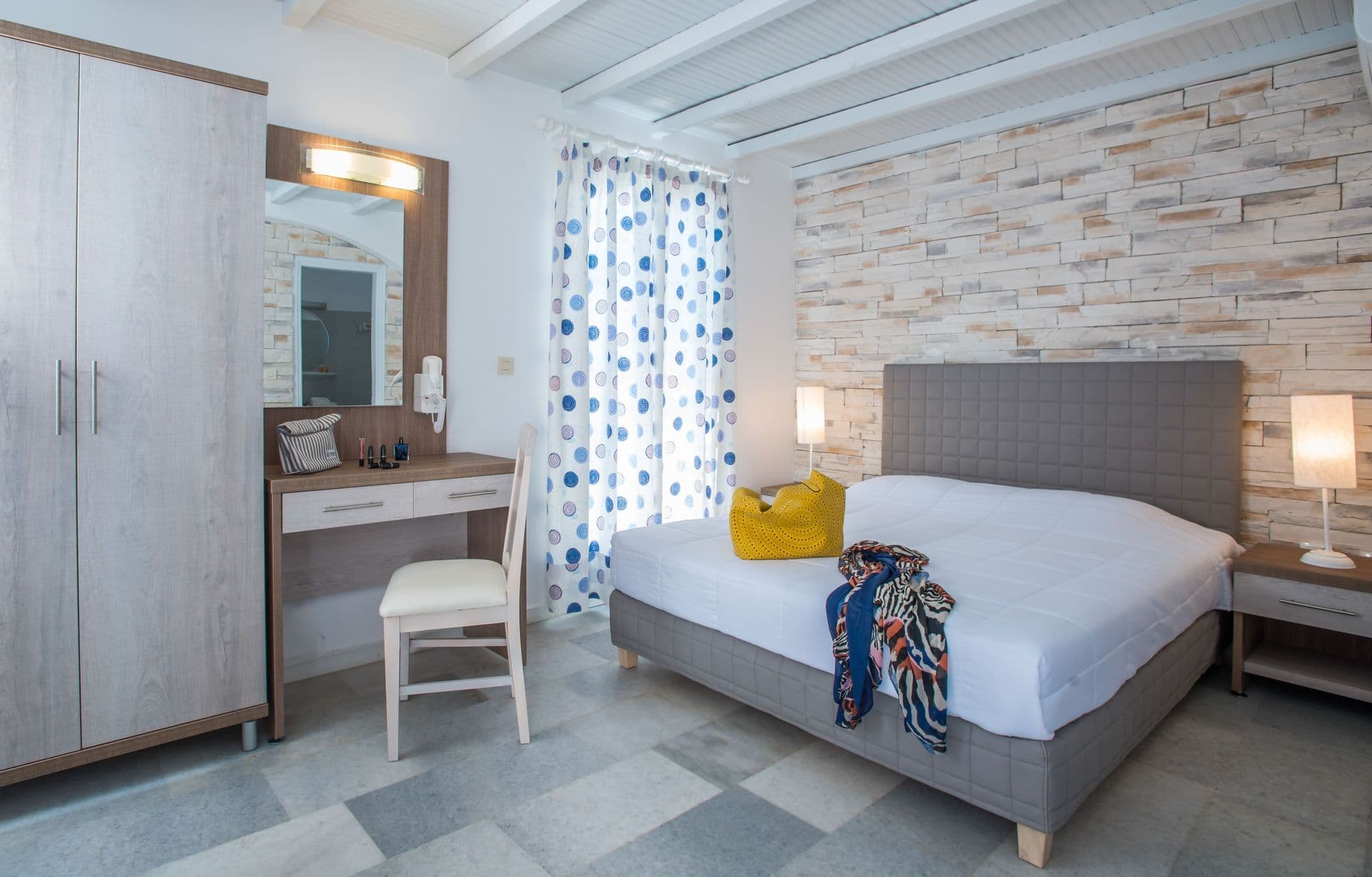 room-types-HOLIDAYHTL-TRPSTD-0.jpg