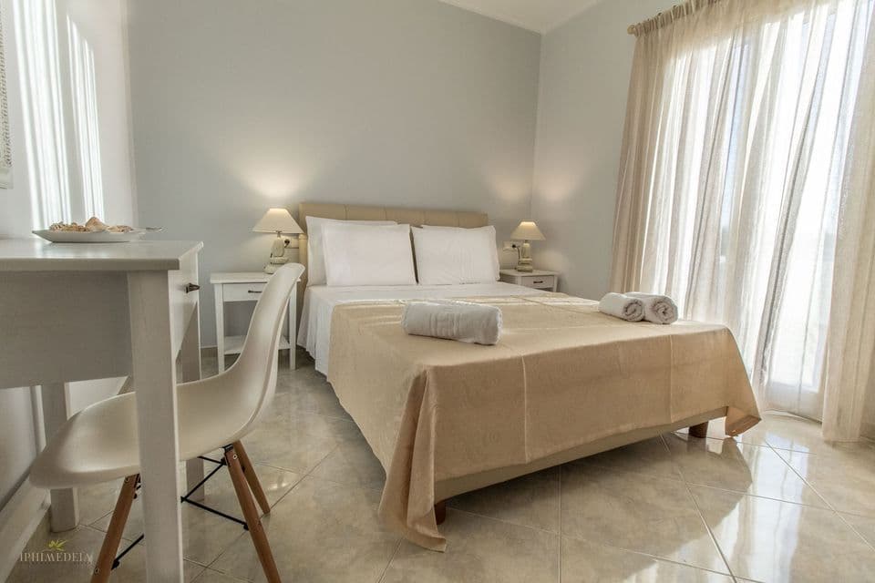 room-types-IPHIMEDEIA-DLXAPT-0.jpg
