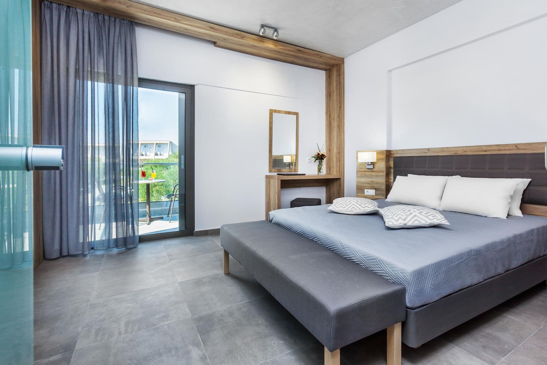 room-types-IRISHOTEL-DLXSUI-0.jpg