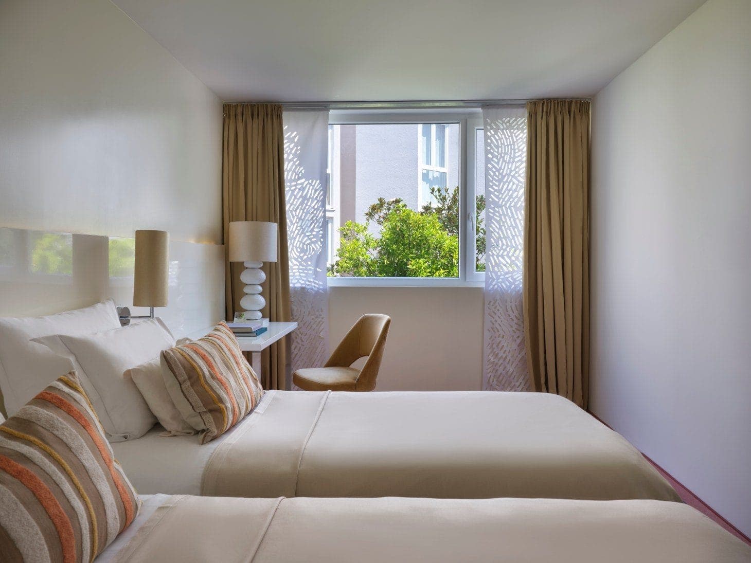 room-types-IVANHOTEL-DBLAV-0.jpg