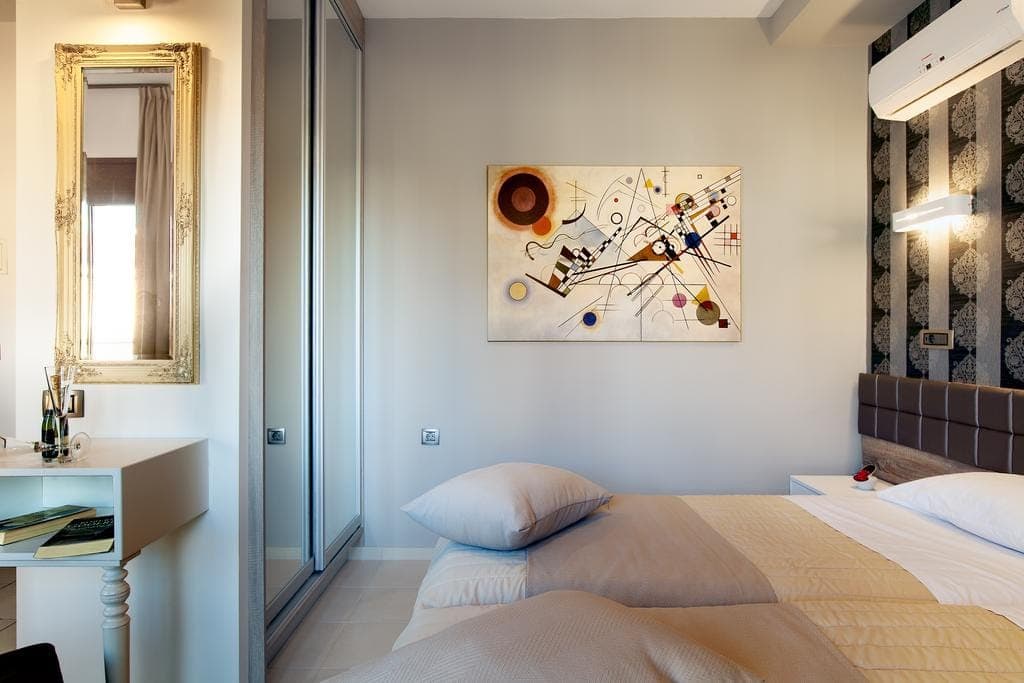These beautifully decorated rooms feature 2 single beds and private bathroom.It also features a balcony, flat-screen TV, free WiFi, a small kitchenette with cooking utensils, small fridge, air condition and safe box.