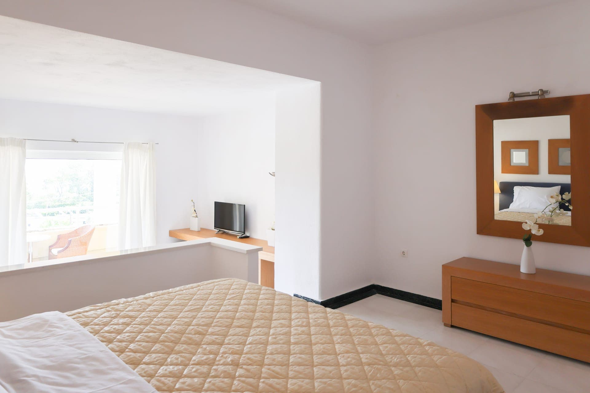 room-types-KANAPITSAM-SUITE-0.jpg