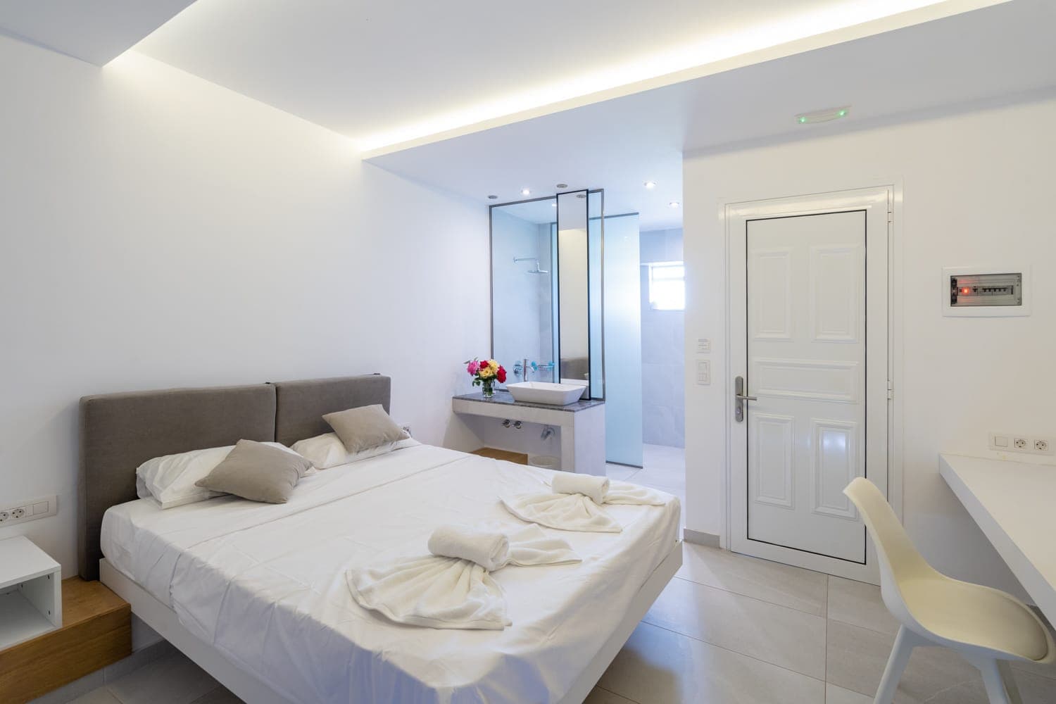 room-types-LARDOSBAYR-DELUXE-0.jpg