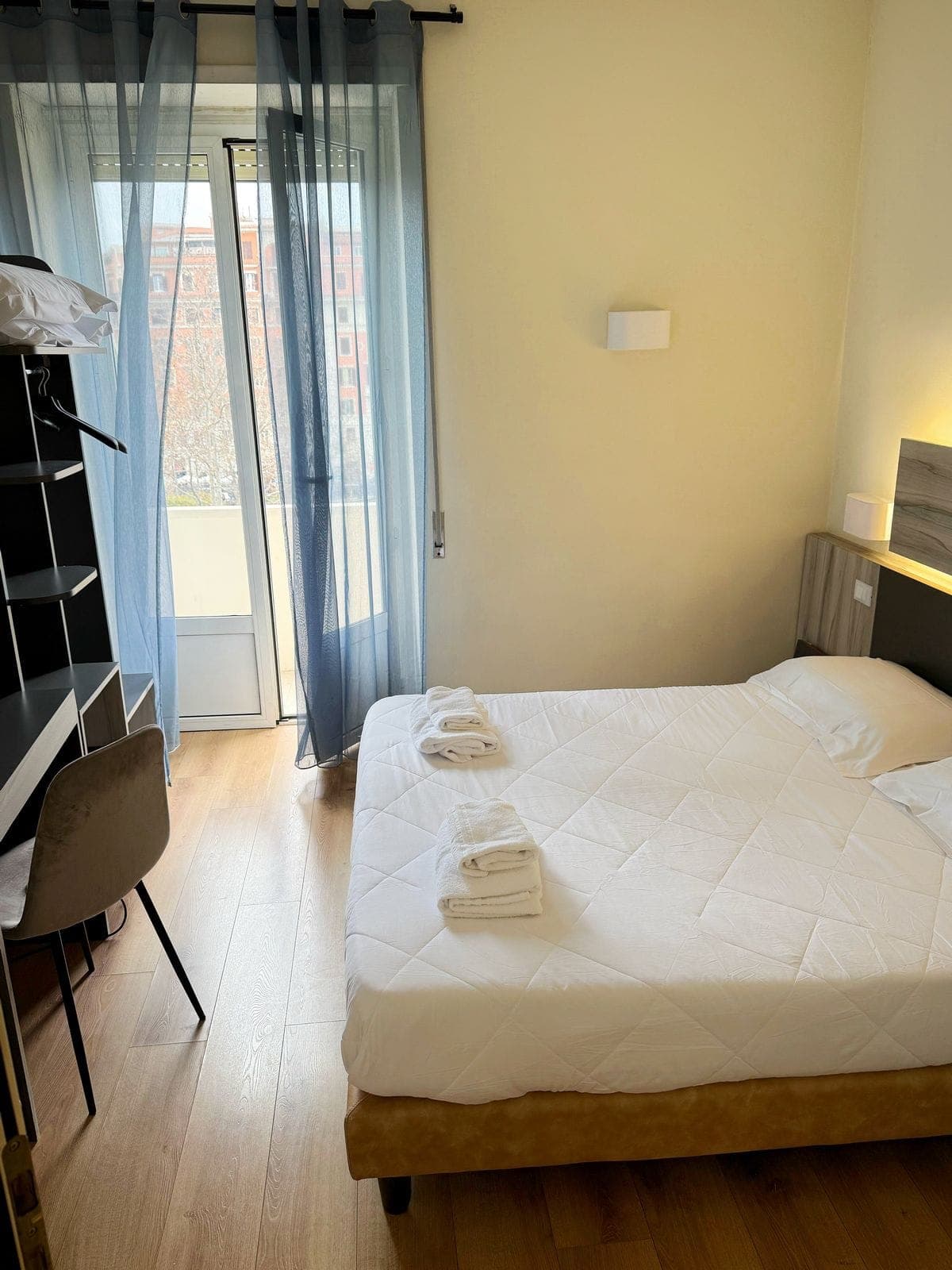 room-types-LAURARM-DBLBAL-0.jpg