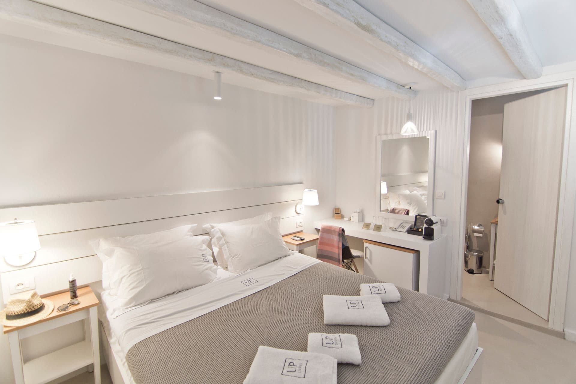 room-types-LINCOMFSUI-ECON-0.jpg