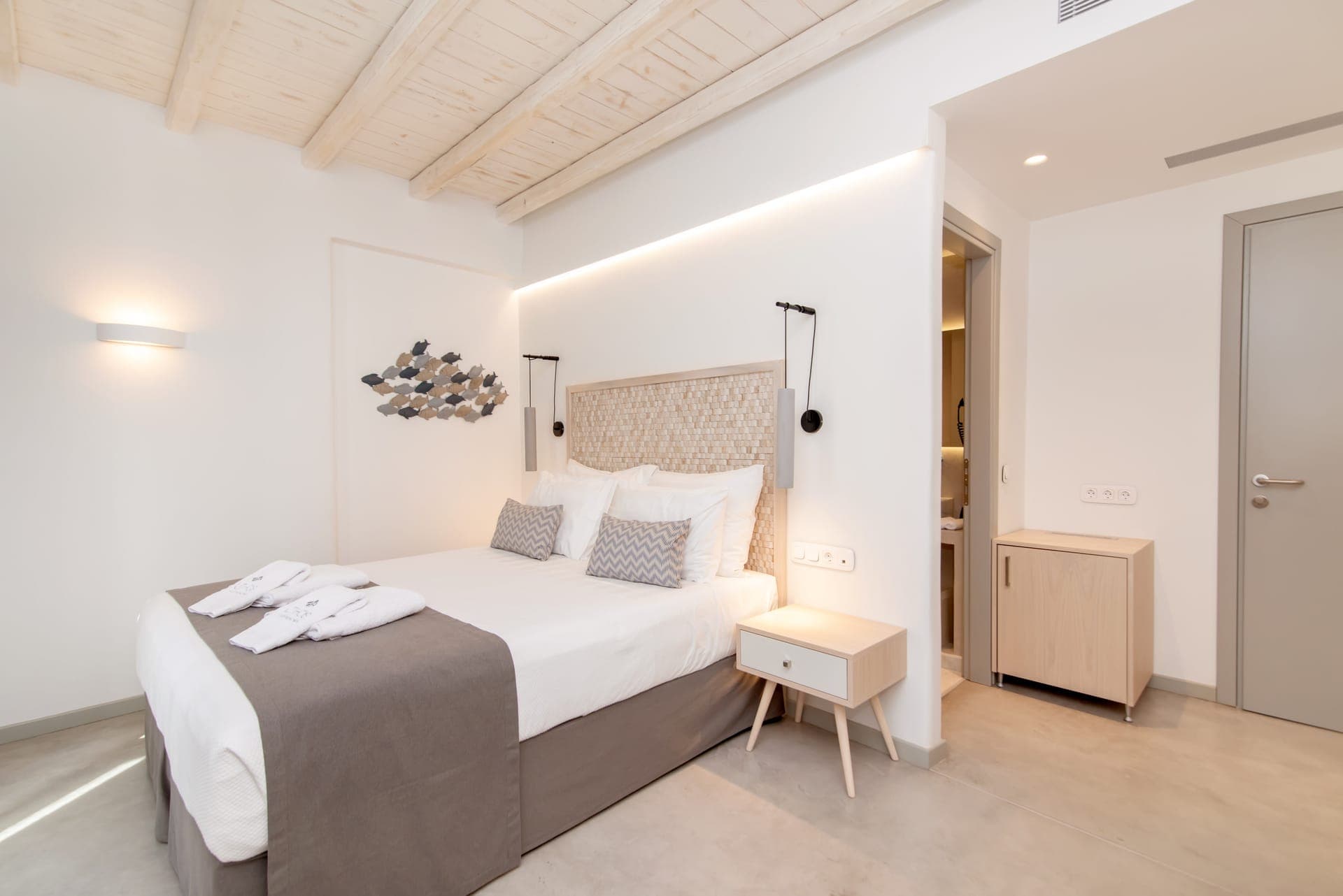 room-types-LITHOSLS-DELUXE-0.jpg