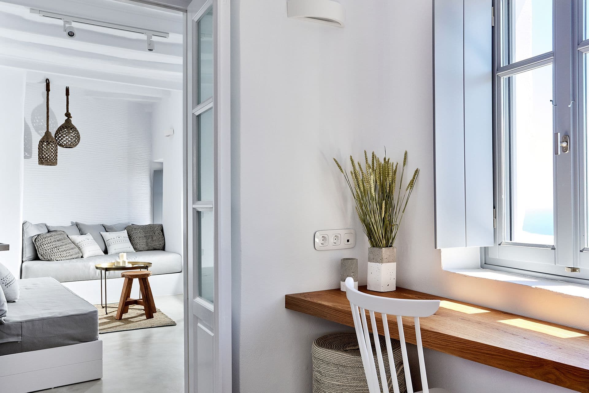 room-types-LIVINGTHER-SUITSV-0.jpg