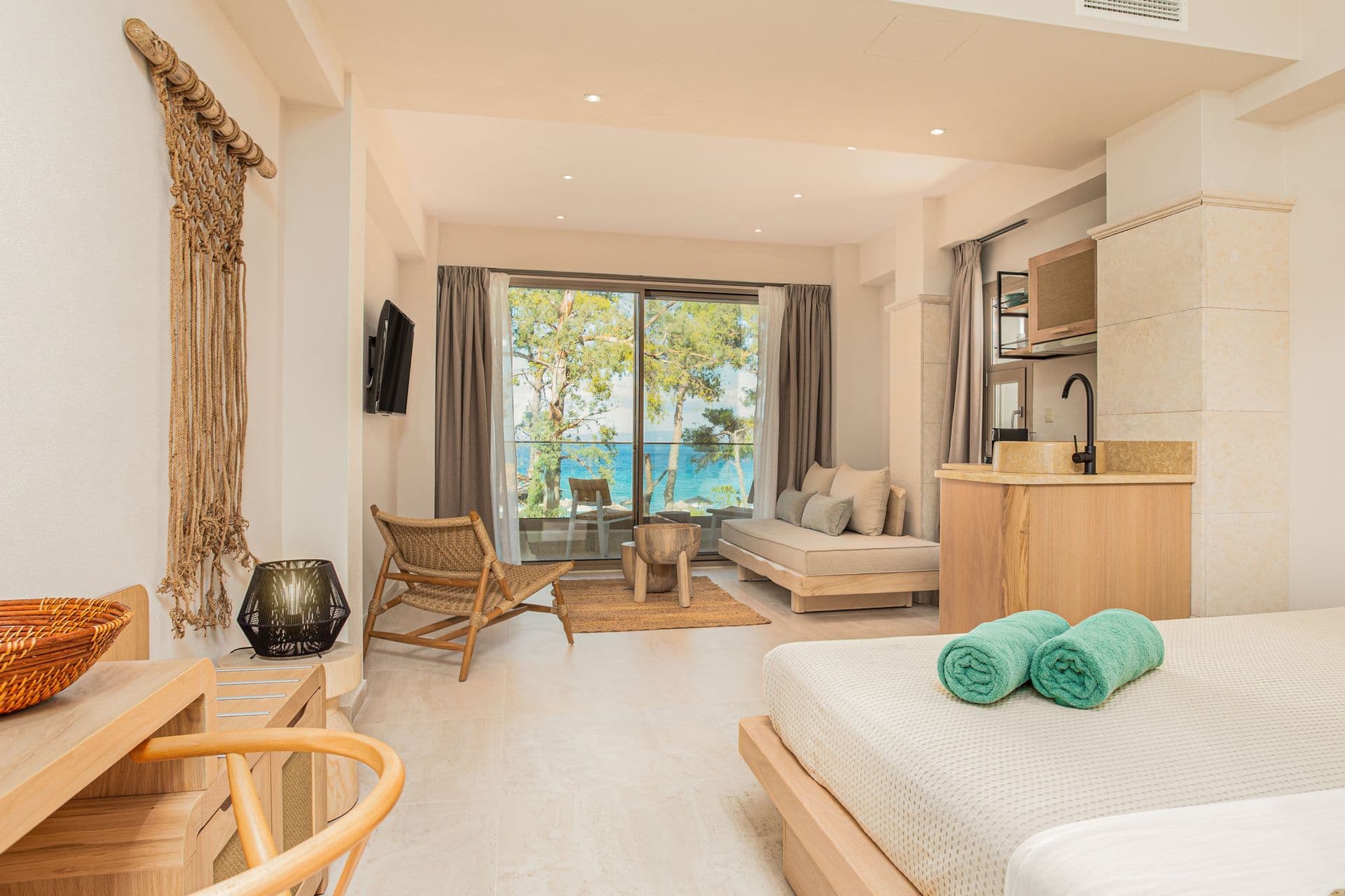 room-types-MAKOSUITES-DLXSV-0.jpg