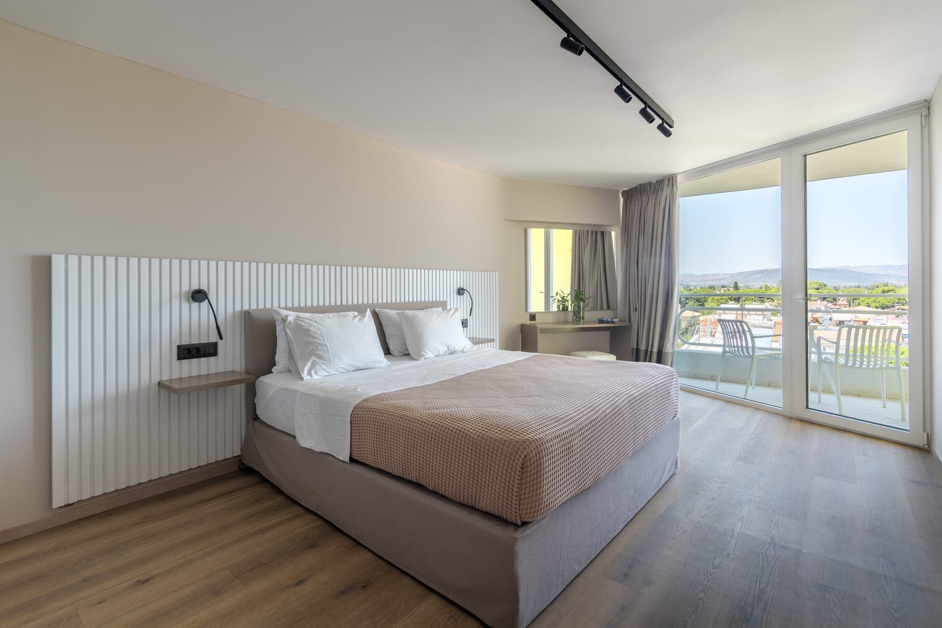 room-types-MARATHONB-DBLSV-0.jpg